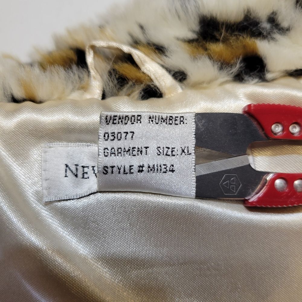 Newport News Y2K or 90s Leopard Print Faux Fur Cape with Bow - Picture 10 of 12